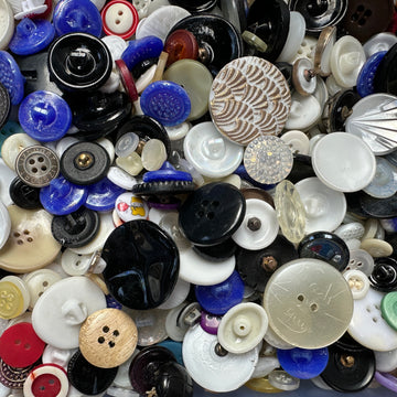 beadshopSTUDIO Broom Buttons Grab Bag